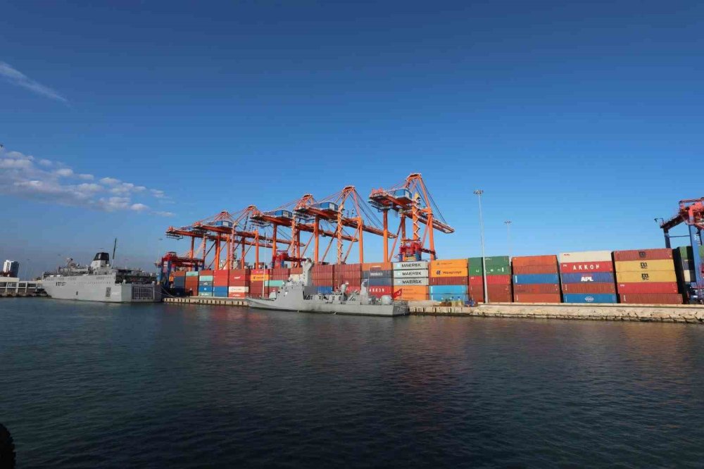 Türk Limanları dünyanın yükünü çekiyor