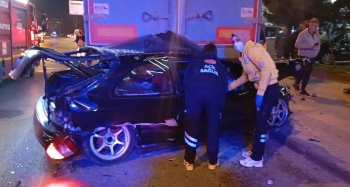 Osmangazi'de şiddetli kaza! Tırın altına girdi