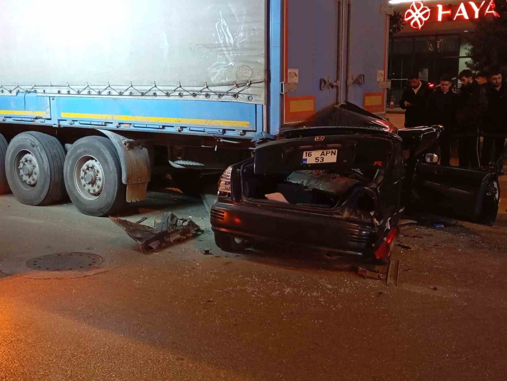 Osmangazi'de şiddetli kaza! Tırın altına girdi