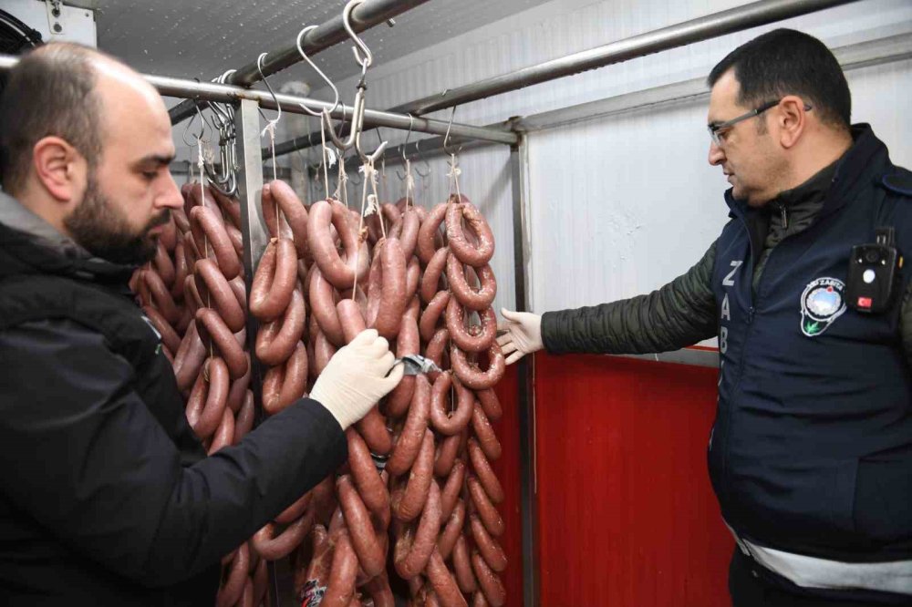 Yakalanmasalardı bu sucukları yedireceklerdi! 700 kilo bozuk ürün imha edildi