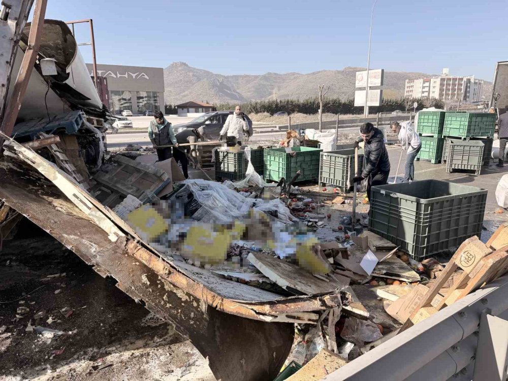 Afyon'dan İzmir istikametine zincir market tırı kaza yaptı