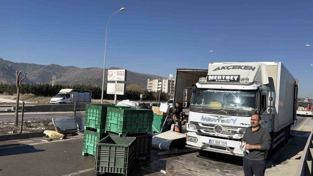 Afyon'dan İzmir istikametine zincir market tırı kaza yaptı