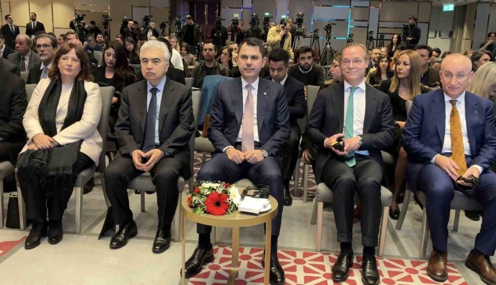 Bakan Kurum'dan Plastik Kısıtlaması Müjdesi: Tek Kullanımlık Ürünlere Yasak Geliyor!