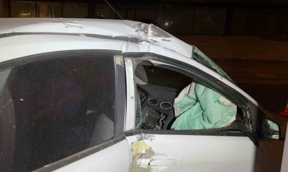 Kaza sonrası cam ve plastik parçalarıyla dolan yolu vatandaş kırılan ağaçla süpürdü