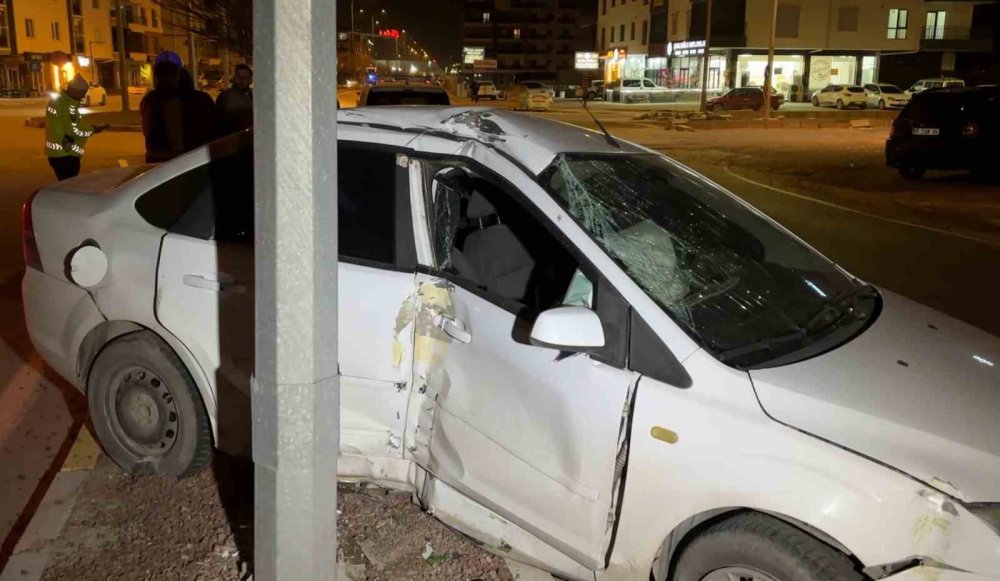 Kaza sonrası cam ve plastik parçalarıyla dolan yolu vatandaş kırılan ağaçla süpürdü