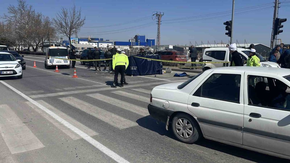 Konya'nın Karatay ilçesinde kırmızı ışıkta bekleyen hafif ticari araca arkadan çarpan motosiklet sürücüsü Samet Cingöz, olay yer