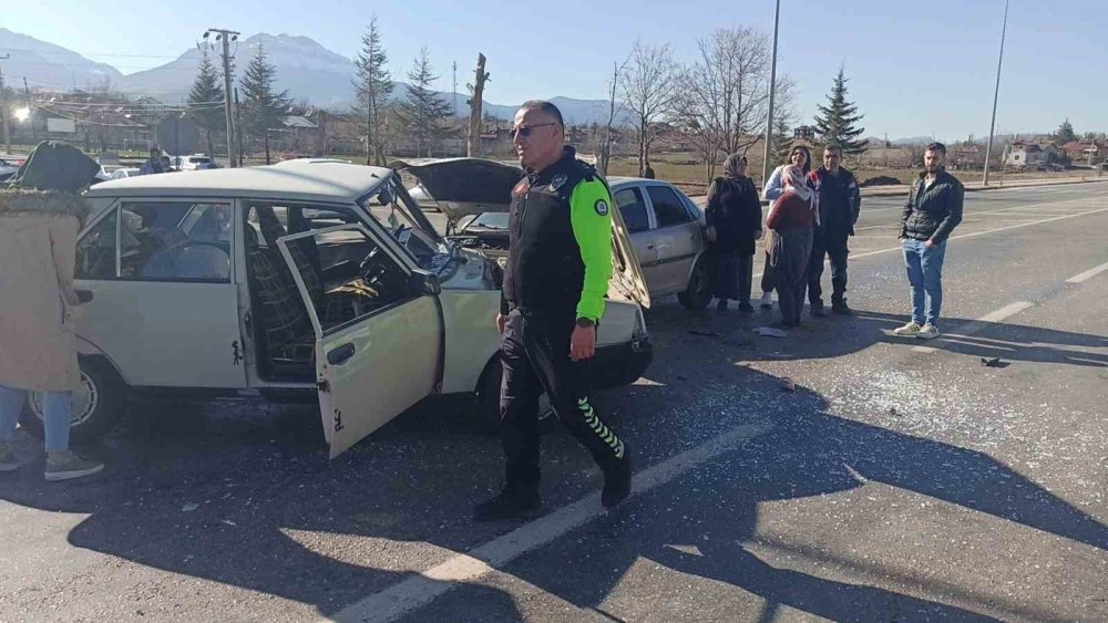 Seydişehir’de otomobiller çarpıştı: 2 yaralı