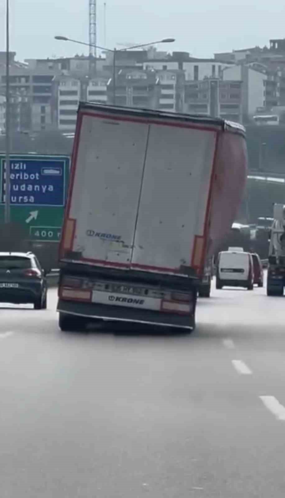 Bursa’da tır yan şekilde ilerledi
