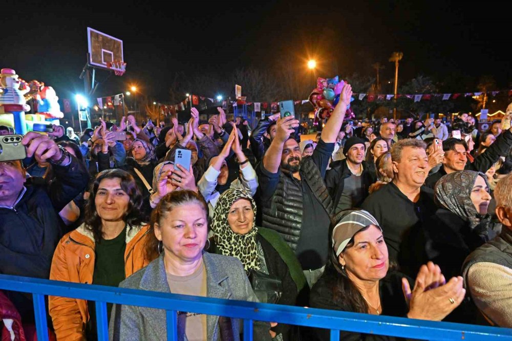 Erzurumlular Antalya'da vur patlasın çal oynasın eğlendi, sokak meraklı bakışlarla doldu
