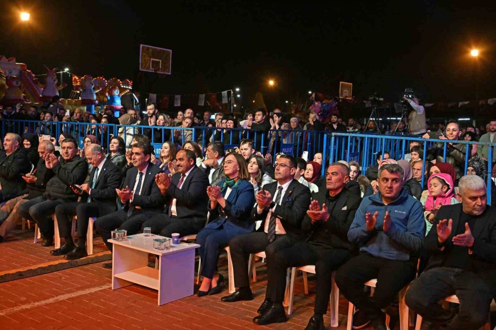 Erzurumlular Antalya'da vur patlasın çal oynasın eğlendi, sokak meraklı bakışlarla doldu