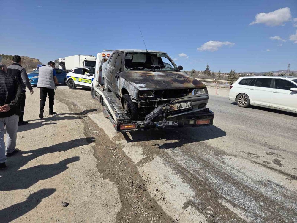 Seyir halindeyken yanan otomobil kullanılamaz hale geldi