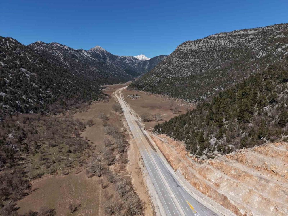 Suları çekilen Antalya-Konya kara yolu en son böyle görüntülendi