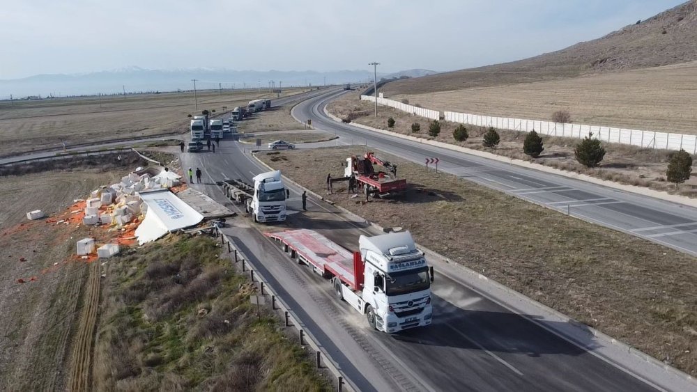 27 ton havuç devrilen tırla ziyan oldu