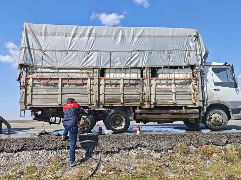 Balata sıkıştı, Konya'dan Aksaray'a giden kamyonun lastiği yandı