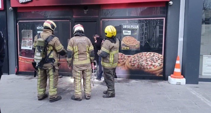 Pizza zincirinin iki şubesi kundaklandı