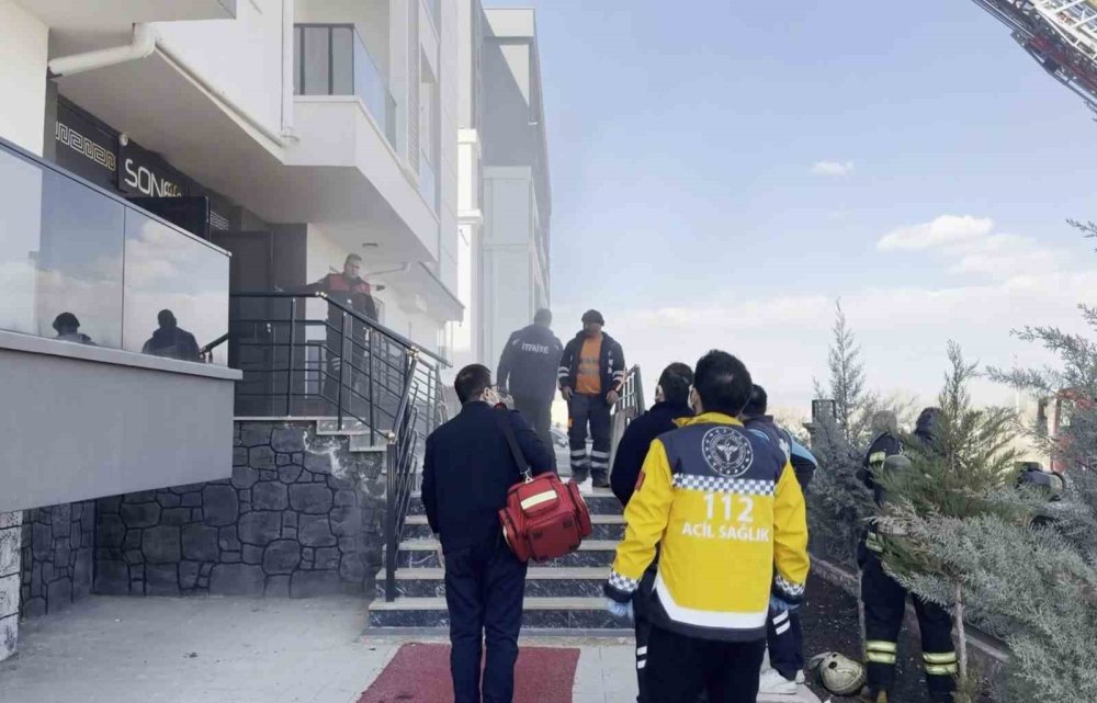 Şarj aleti patladı! Apartman dumana boğuldu