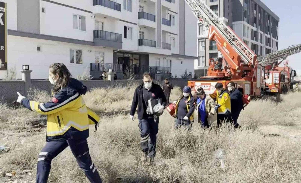 Şarj aleti patladı! Apartman dumana boğuldu