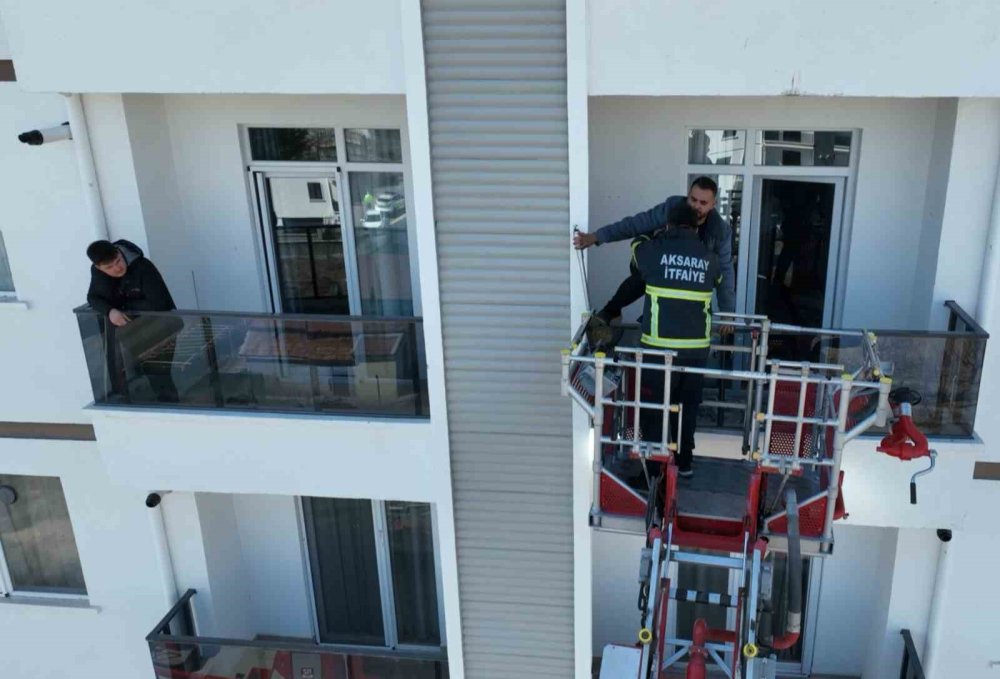 Şarj aleti patladı! Apartman dumana boğuldu