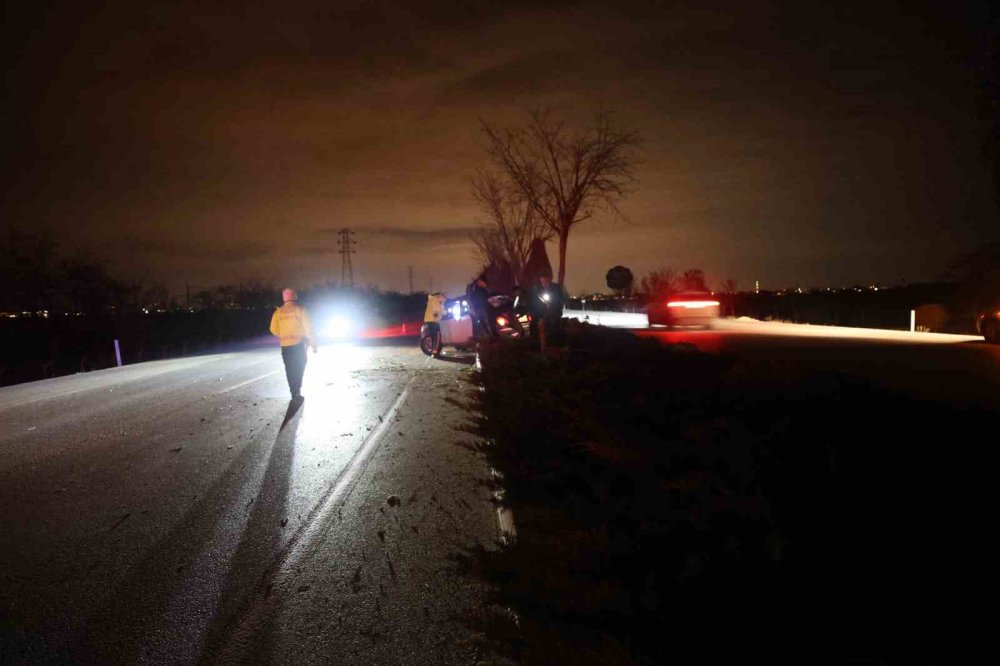 Meram’da gece kazası! Kontrolden çıkan araç takla attı