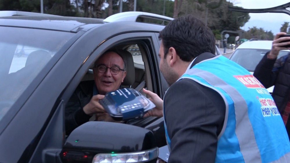 AK Parti Antalya'da iftarlık dağıttı