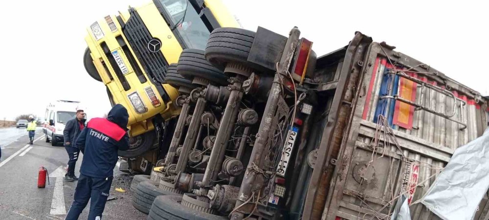 Balık yemi yüklü tır Afyon'da devrildi