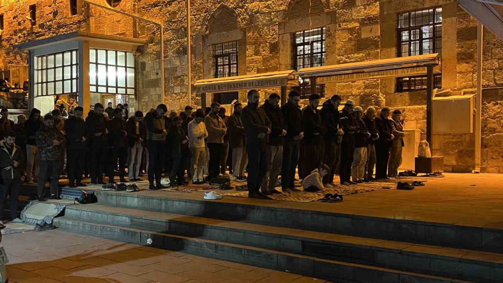 Sultanın Vedası: Konya’da Binlerce Kişi Son Teravihte Buluştu