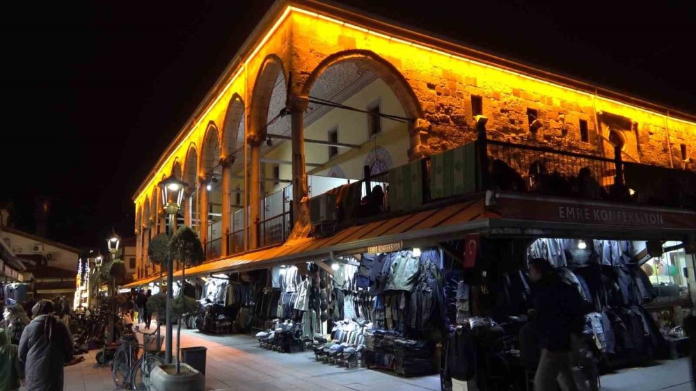 Sultanın Vedası: Konya’da Binlerce Kişi Son Teravihte Buluştu