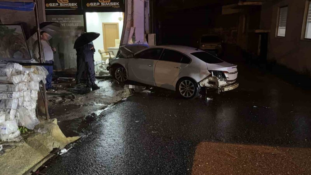 Gazipaşa’da otomobil iş yerine girdi