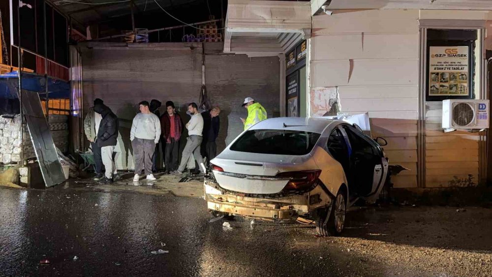 Gazipaşa’da otomobil iş yerine girdi
