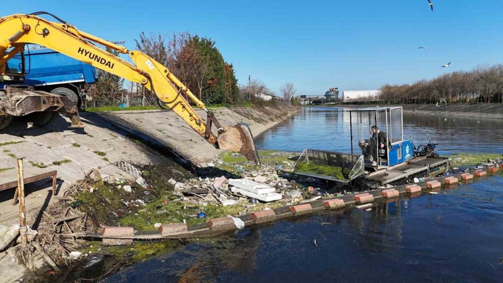 Kocaeli'de belediye su üstünde çöpün peşine düştü
