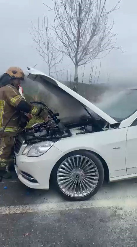 Lüks otomobil küle dönmeden söndürüldü