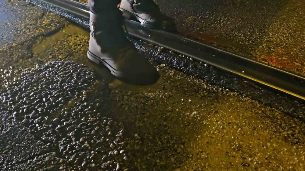 Su birikintisine giren motosikletli yere kapaklandı