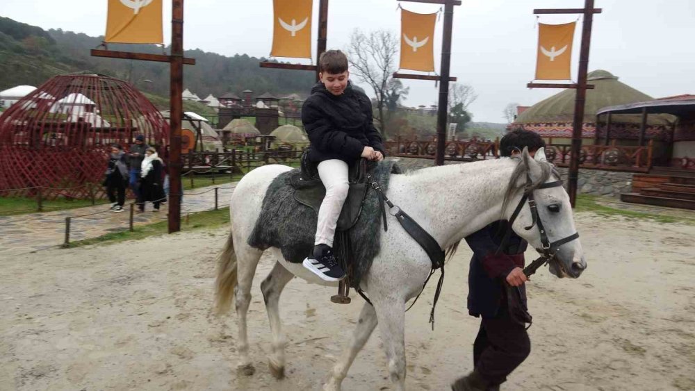 Ünlü diziler burada çekiliyor! Herkes bir gün on beş dakikalığına ünlü oldu