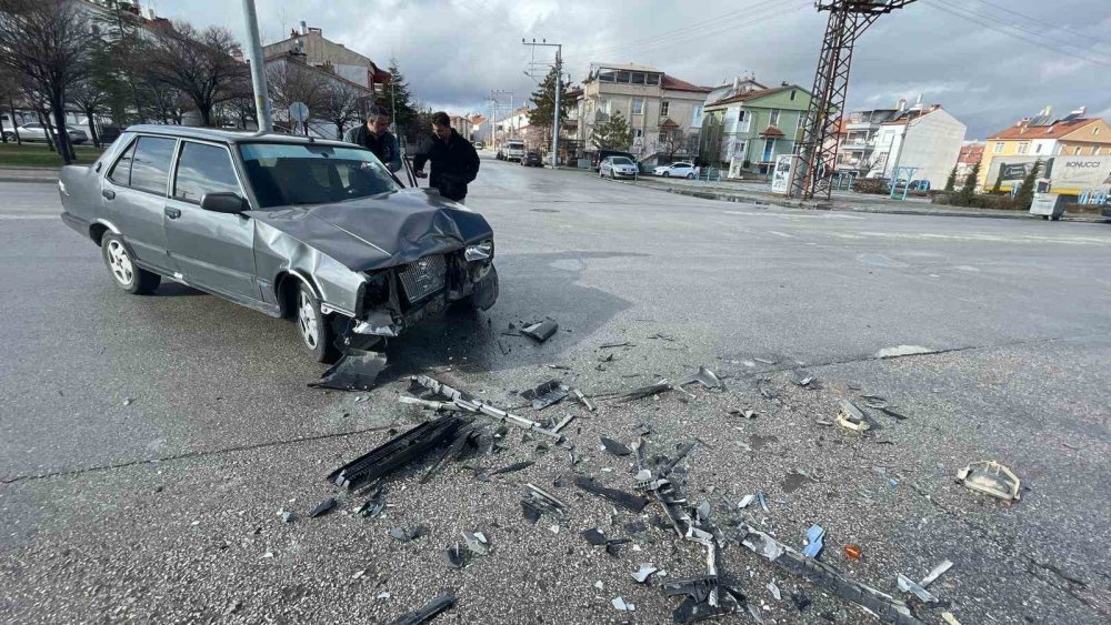 Karaman'da kavşaktaki kaza kameraya yansıdı