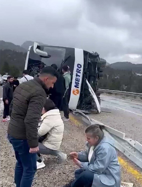 Konya'da Can Pazarı! Yolcu Otobüsü Şarampole Devrildi