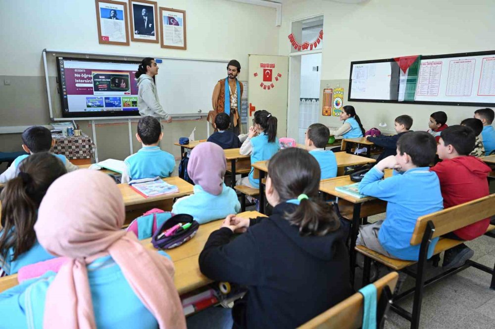 Konya'da Eğitimde Tiyatro Dönemi! Sınıfta "Çat Kapı" Molası