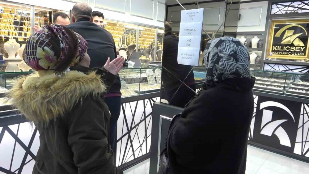 Camdaki 'Vallahi billahi yok' yazısı kuyumcuda izdihamı durduramadı