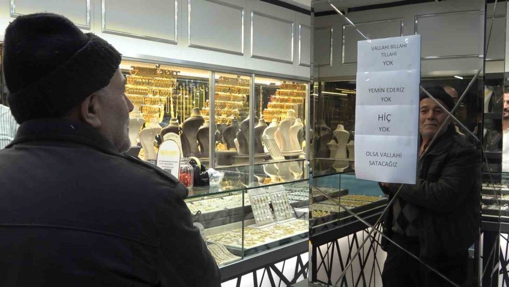 Camdaki 'Vallahi billahi yok' yazısı kuyumcuda izdihamı durduramadı