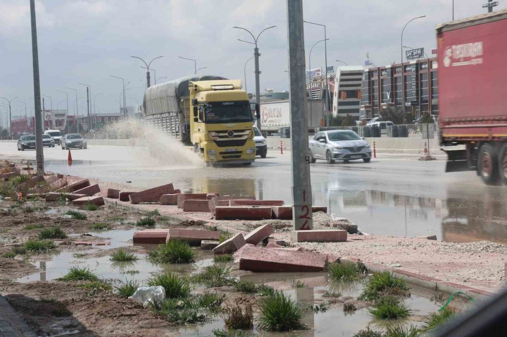 Hızla su birikintisine girdi, takla attı