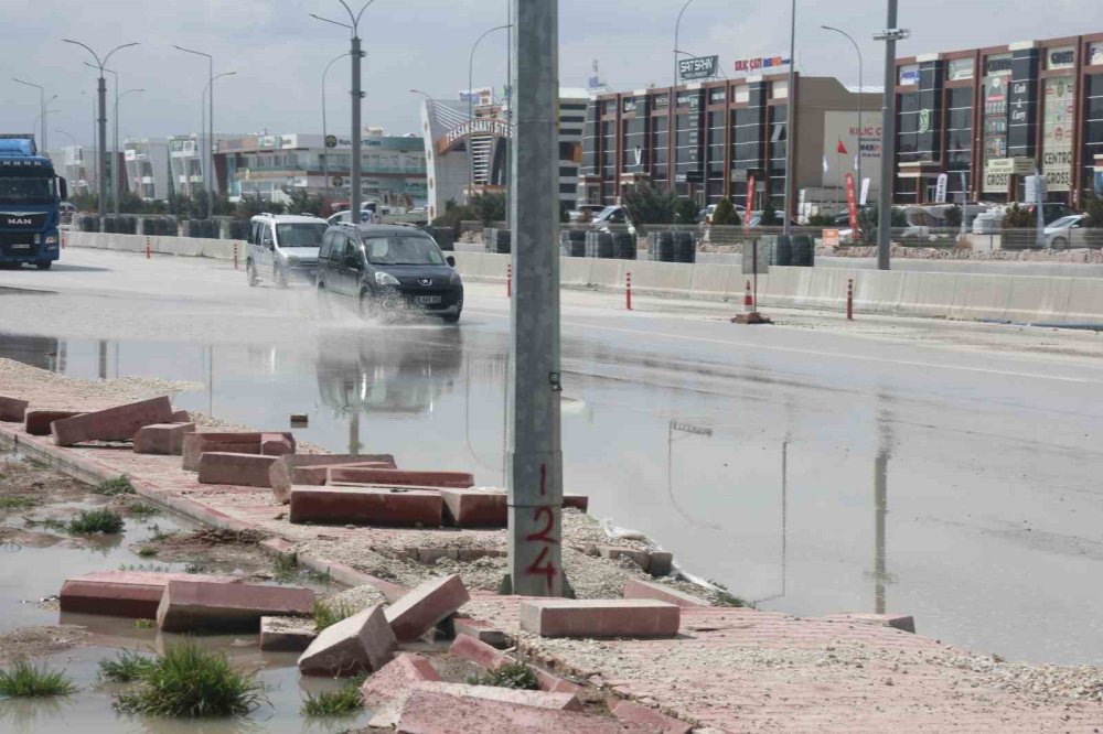 Hızla su birikintisine girdi, takla attı