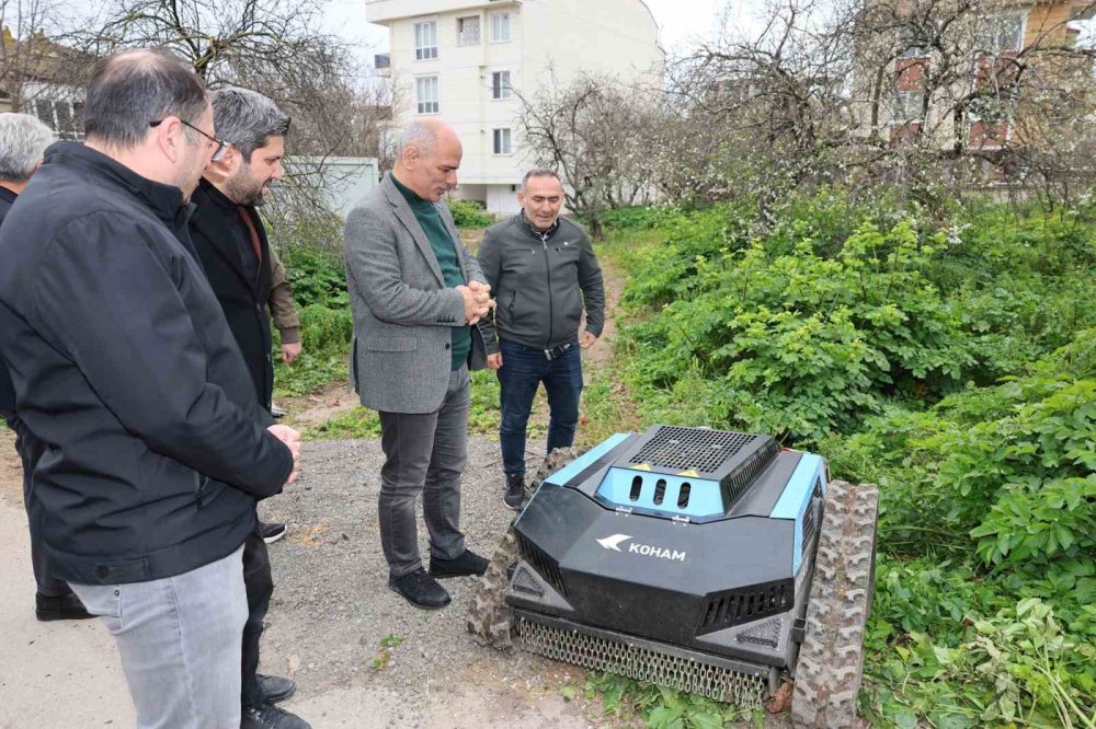 Kocaeli'deki belediyede yeni dönem! Otları robot biçecek