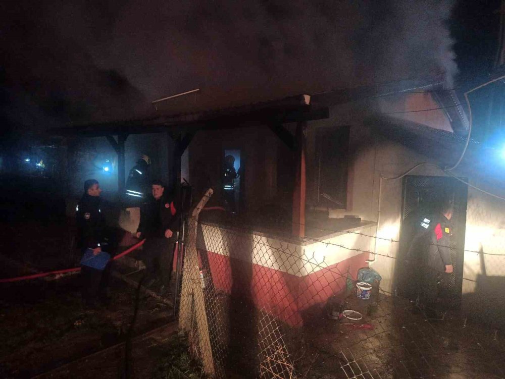 Korkutan Bağ Evi Yangını! Konya'da Alevler Geceyi Aydınlattı
