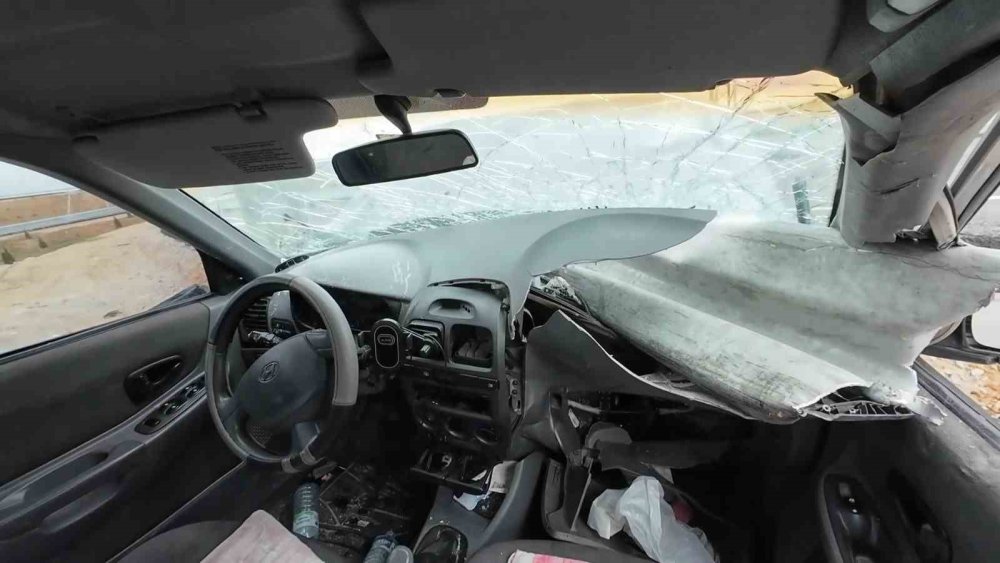 Otomobil Bariyerlere Ok Gibi Saplandı! Genç Çift Ölümden Döndü