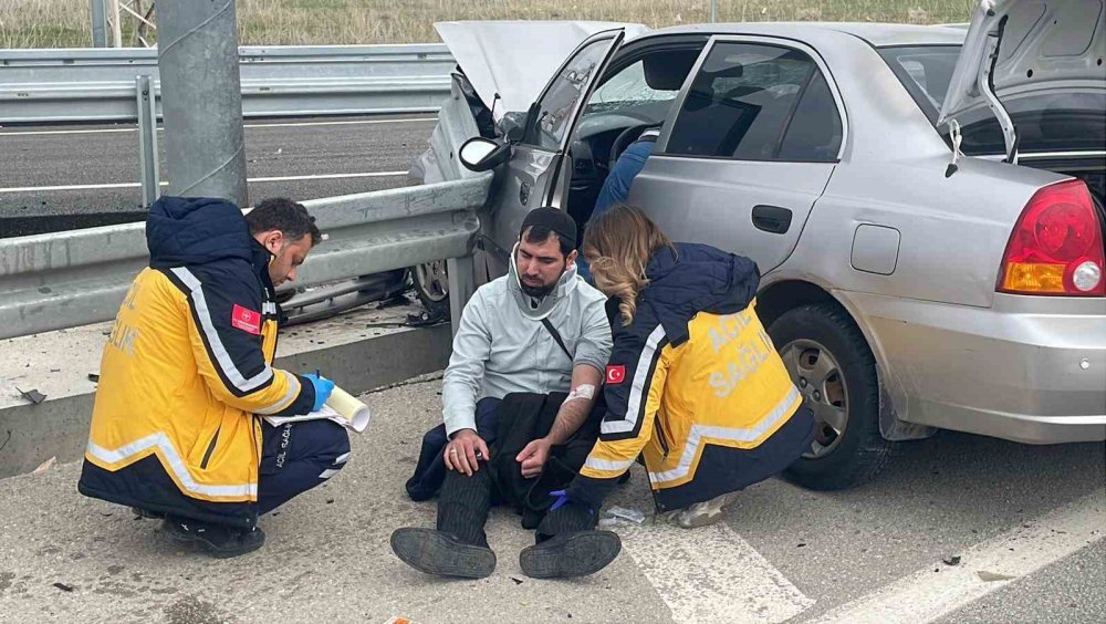 Otomobil Bariyerlere Ok Gibi Saplandı! Genç Çift Ölümden Döndü