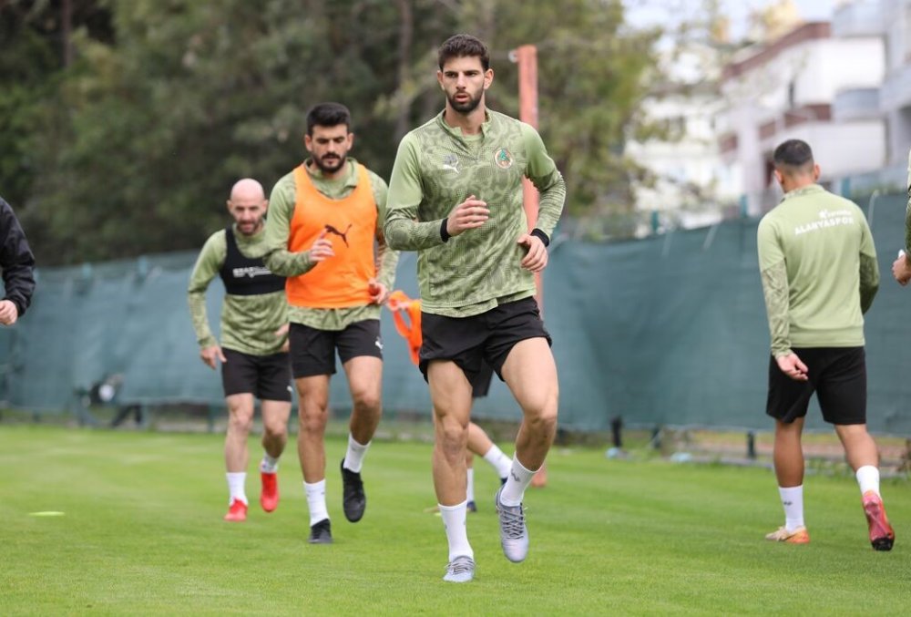 Alanyaspor ligde kalmak için koşuyor