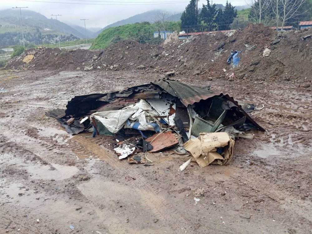 Boş araziye atık bırakan sürücü fotokapanla yakalandı