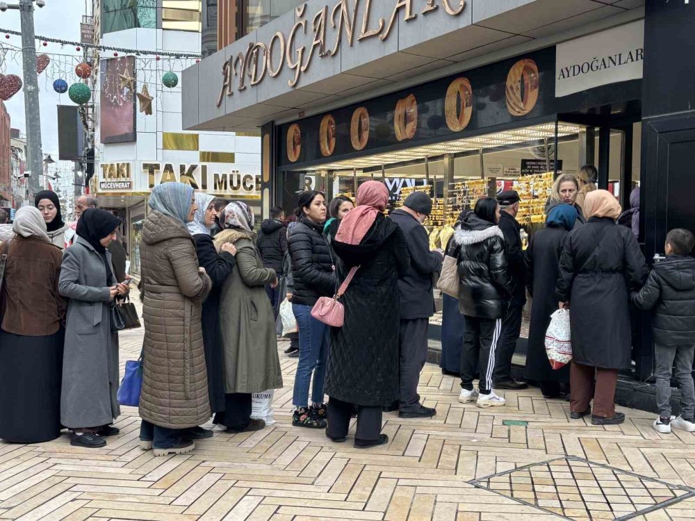 Vatandaş altın alabilmek için kuyruğa girdi