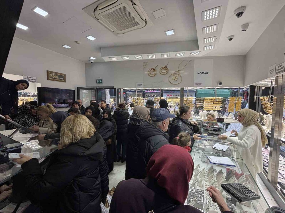 Vatandaş altın alabilmek için kuyruğa girdi