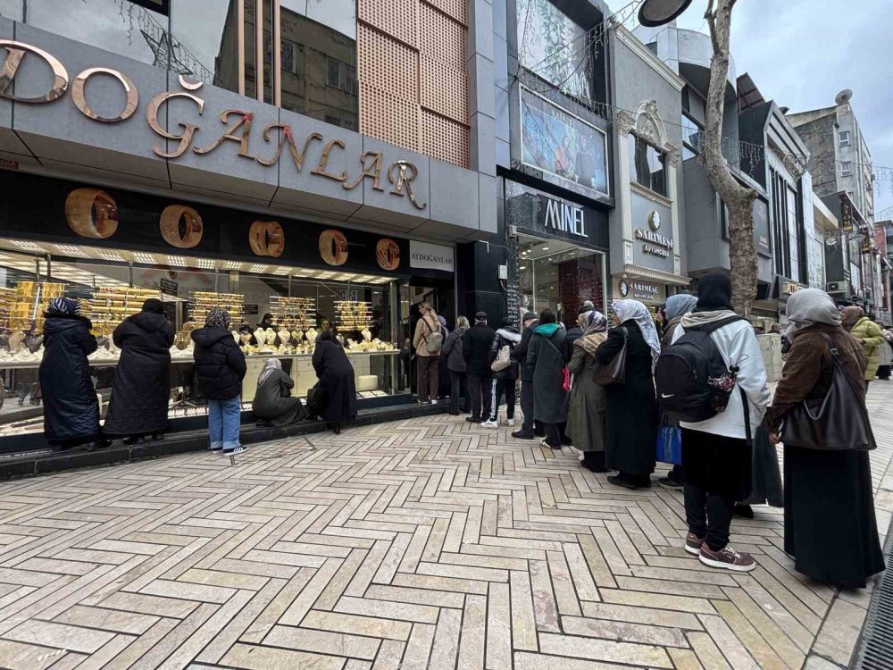 Vatandaş altın alabilmek için kuyruğa girdi
