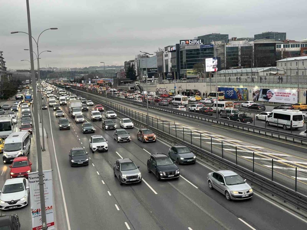 Zamlar kimsenin umrunda değil! 24 saat trafik akıyor